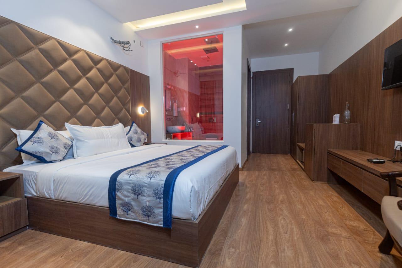 The Jot Pass Hotel Bedroom