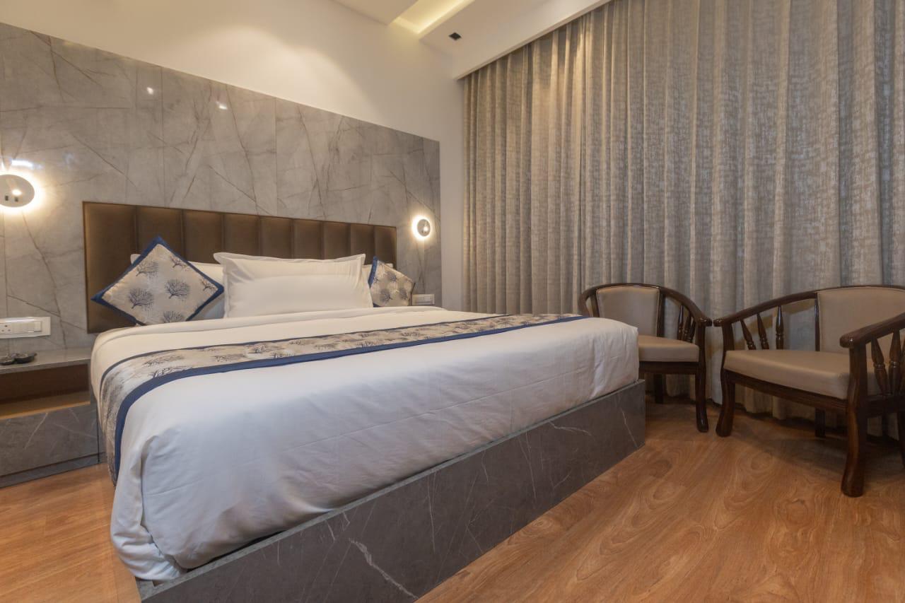 The Jot Pass Hotel Bedroom